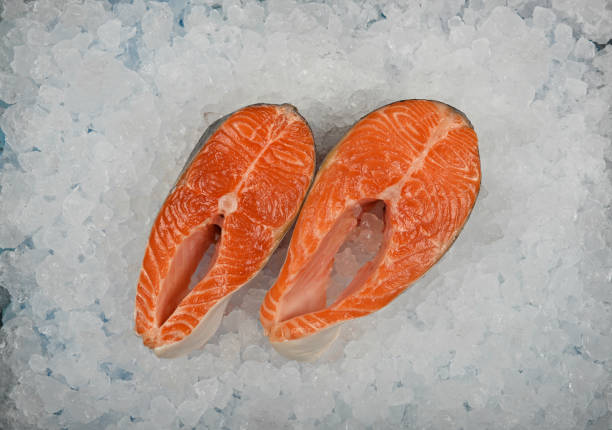 крупным планом сырой лосось рыбы стей�ки на дробленый лед - freshness seafood crushed ice salmon стоковые фото и изображения