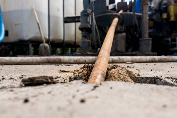 niski kąt widzenia poziomej technologii wiercenia kierunkowego. proces pracy wiertarki. bezwykopowe układanie przewodów komunikacyjnych, rur i wodociągów. zbliżenie - drill zdjęcia i obrazy z banku zdjęć