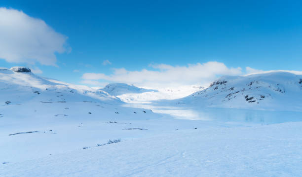 ノルウェー南部のヴィンジェとレルダルの間のハルダンゲルヴィッダ国立公園の南部にある高い山々、ハウケリフィエル - telemark skiing ストックフォトと画像