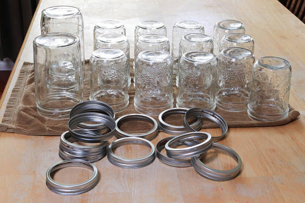 テーブルの上で逆さまに乾燥する漬け瓶の列 - canning ストックフォトと画像