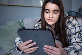 freiberuflerin-lernt-aus-der-ferne-auf-dem-tablet.jpg?b=1&s=170x170&k=20&c=Hflfl6u90eWPXJOfw9Eyk2KeiUH9d8Ql4MasHakmtuM=