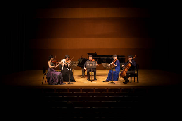 クラシック音楽コンサートでヴァイオリン、ヴィオラ、チェロを演奏する5人のミュージシャン - オーケストラ ストックフォトと画像