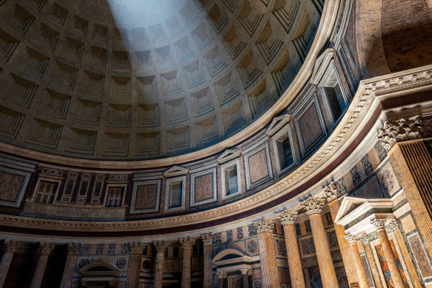 vista sulla cupola del pantheon dall'interno di roma, italia - ancient column past arch foto e immagini stock