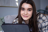 freiberuflerin-lernt-aus-der-ferne-auf-dem-tablet.jpg?b=1&s=170x170&k=20&c=J1x5MRmLWVGbq7Ez9SsrqBJq3KaTLKtJEkpkApMvTVk=