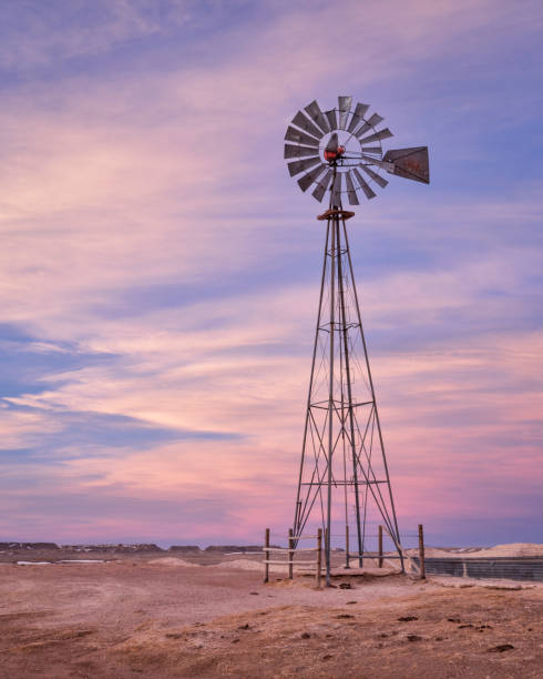 molino de viento en la pradera de colorado - pawnee national grassland - grover fotografías e imágenes de stock