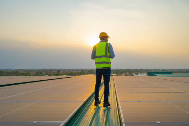 Portrait of engineer man or worker, people, working on solar panels or solar cells on the roof in factory industry. Power plant, renewable energy source. Eco technology for electric power. Maintenance retrato del ingeniero hombre o trabajador, personas, trabajando en paneles solares o células solares en el techo en la industria de la fábrica. central eléctrica, fuente de energía renovable. tecnología eco para energía eléctrica. mantenimiento