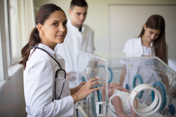 lekarz opiekujący się noworodkiem w inkubatorze. - patient male nurse nurse hospital zdjęcia i obrazy z banku zdjęć