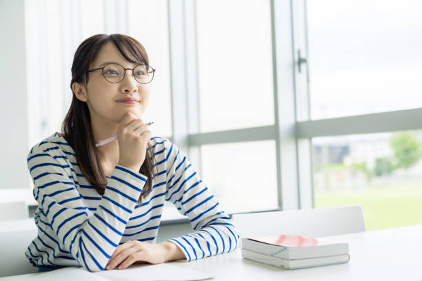 アジアの若い女子高校生が授業を受講。 - university classroom campus student ストックフォトと画像