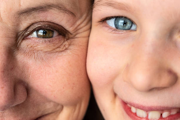 old & young - senior woman y little girl - rostros prensados juntos - diferencia entre generaciones fotografías e imágenes de stock