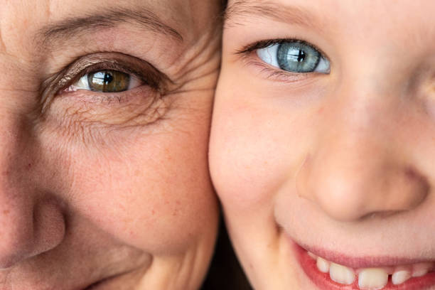 vieux et jeune - femme aînée et petite fille - visages pressés ensemble - generation gap photos et images de collection