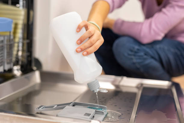 nastoletnia dziewczyna wprowadzenie za pomocą zmywarki - dishwashing detergent zdjęcia i obrazy z banku zdjęć