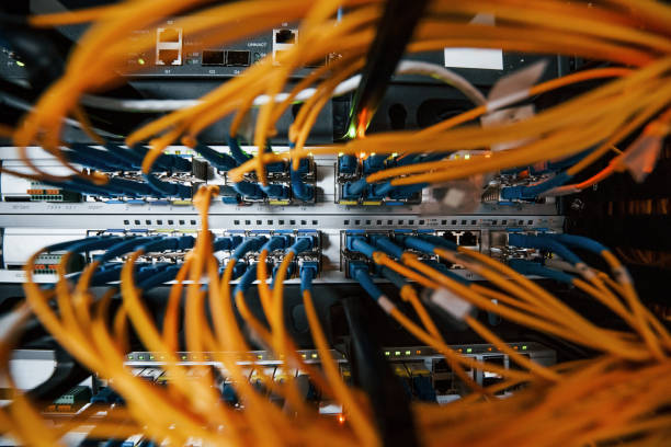 vista de cerca de los equipos y cables de internet en la sala de servidores - cable fotografías e imágenes de stock