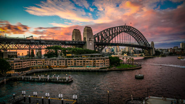 las rocas y el puente del puerto de sídney - sydney australia the rocks australia architectural styles fotografías e imágenes de stock