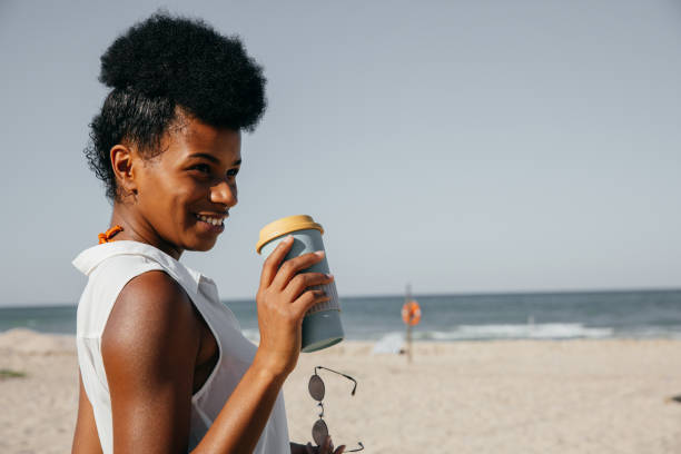 istock Young woman goes to the beach 1310876788