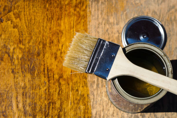 Brush and oil varnish paint