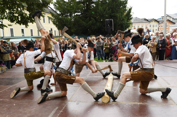 tradycyjny taniec ludowy w austrii - dirndl traditional clothing austria traditional culture zdjęcia i obrazy z banku zdjęć