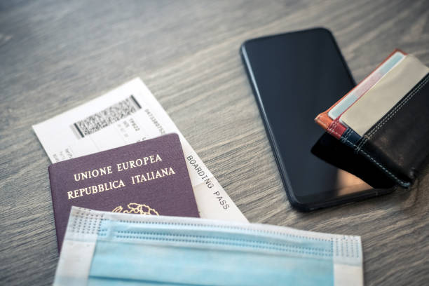 Ready to departure for a new trip during pandemic. Close up of passport, smart phone, boarding pass, wallet and medical mask. Closure of airports restricted traveling. Business travel health concept. listo para partir para un nuevo viaje durante la pandemia. cierre de pasaporte, teléfono inteligente, tarjeta de embarque, billetera y máscara médica. el cierre de los aeropuertos restringió los viajes. concepto de salud de viajes de negocios.