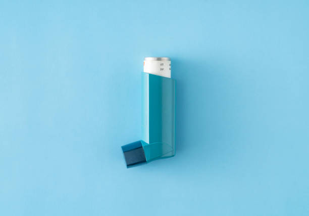 inalador de asma em fundo azul - asthma inhaler - fotografias e filmes do acervo