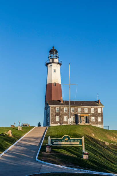 montauk point light, farol, long island, nova iorque, condado de suffolk - the hamptons long island lighthouse - fotografias e filmes do acervo