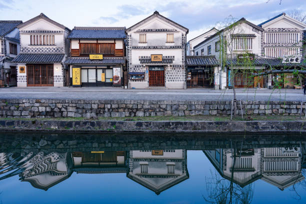 em uma manhã de primavera, o tranquilo bairro histórico kurashiki bikan - kura river - fotografias e filmes do acervo