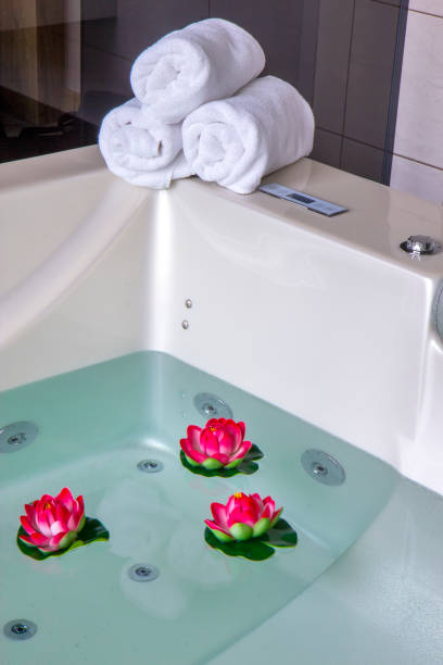 ninfee sulla superficie dell'acqua nella vasca idromassaggio - water lily swimming pool health spa water foto e immagini stock