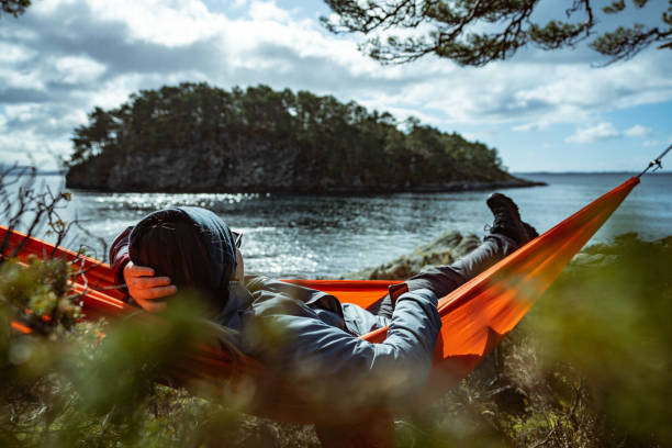 primavera na noruega: aventuras na natureza ao ar livre na rede - hammock comfortable lifestyles relaxation - fotografias e filmes do acervo