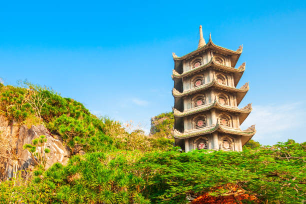 pagoda sulle montagne di marmo, danang - nuoc foto e immagini stock