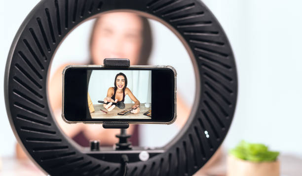 ung kvinnlig vlogger gör makeup tutorial video för webbkanal hemma - glad influencer tjej har kul filmning med mobil smartphone - sociala medier och millennial generation livsstil koncept - påverkare bildbanksfoton och bilder