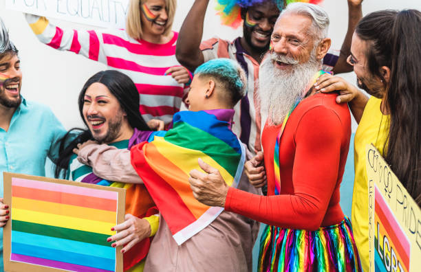 glückliche multiracial menschen feiern homosexuell stolz event - gruppe von freunden mit unterschiedlichem alter und rasse spaß während lgbt-event - pride lgbtqi veranstaltung stock-fotos und bilder