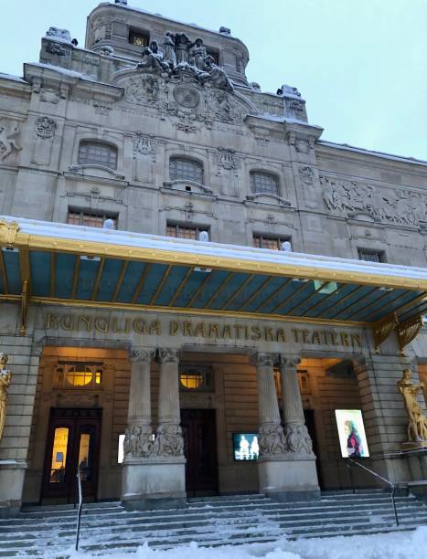 the dramaten or kungliga dramatiska teatern, the most important theater in sweden, covered in snow during winter - kungliga imagens e fotografias de stock