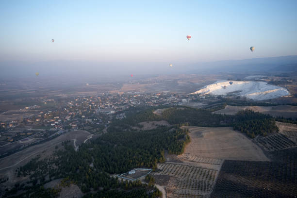 balões de ar quente voando sobre pamukkale na turquia. - traditional festival adventure air air vehicle - fotografias e filmes do acervo