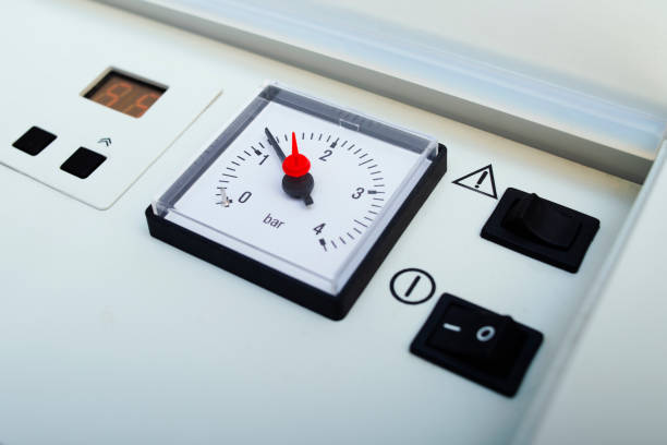 가스 보일러 제어 판넬, 전원 버튼, 집안의 온도 설정 모드. 보일러 압력 모노미터, 온도 조절기. - boiler gas boiler thermostat control panel 뉴스 사진 이미지