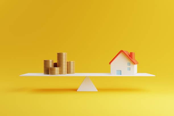 дом и монета на балансировочной шкале на желтом фоне. недвижимость бизнес ипотечных инвестиций и финансовых кредитов концепции. тема эконо - домовладелец иллюстрации стоковые фото  и изображения