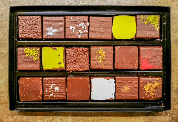 selección de deliciosos dulces de chocolate de lujo hechos a mano - craft chocolate candy black box fotografías e imágenes de stock