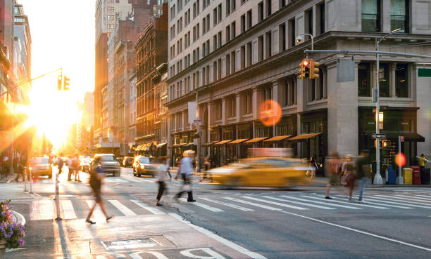マンハッタンのミッドタウンの5番街と23丁目の交差点で人々や車の群衆と忙しいニューヨーク市のシーン - taxi transportation motion city ストックフォトと画像
