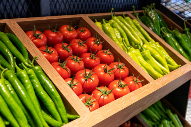 verduras frescas en el estante en el supermercado - turco de oriente medio fotografías e imágenes de stock