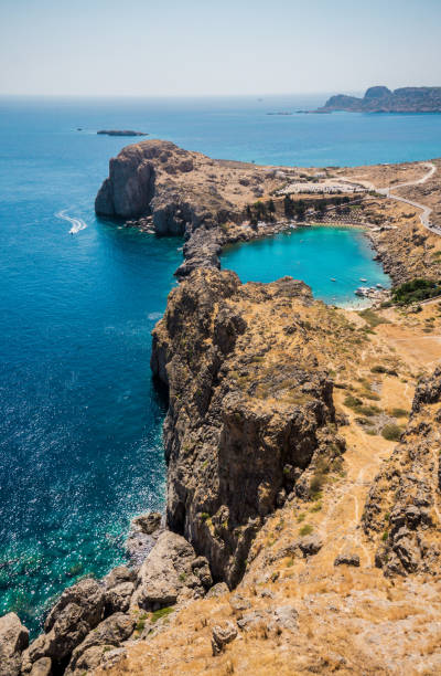 bahía del corazón de san pablo en lindos, rodas, grecia - vibrant color summer rock cliff fotografías e imágenes de stock