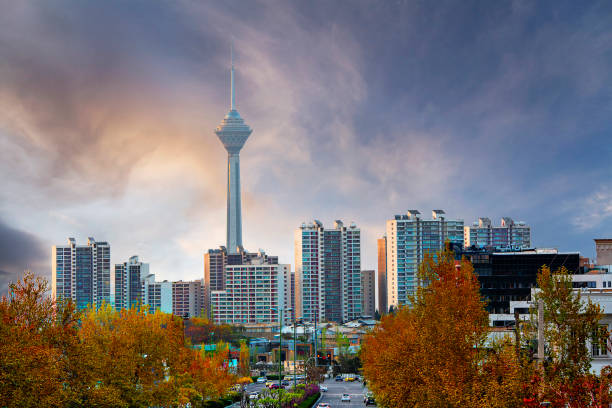 skyline di teheran con torre milad sullo sfondo in iran - teheran foto e immagini stock