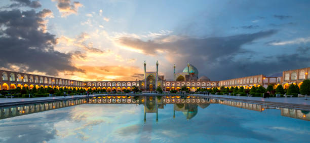 piazza storica della città di isfahan, all'alba conosciuta anche come piazza naqshejahan o piazza imam, iran - iran foto e immagini stock