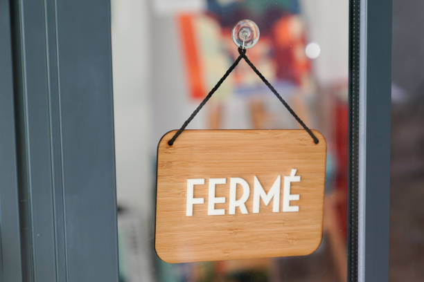 fermé signifie en français boutique fermée sur bois de panneau d’affichage en bois sur le panneau de magasin de café de magasin de fenêtre - Photo