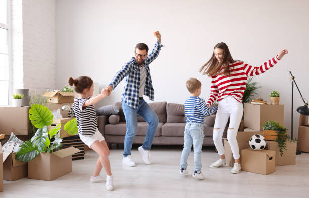 parents dancing with children during relocation - 16605 imagens e fotografias de stock