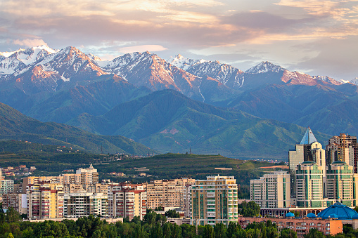 Vista sobre Almaty con montañas cubiertas de nieve al fondo, Almaty, Kazajistán photo