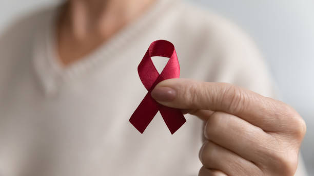 hiv veya aids farkındalık sembolü gösteren bayan, hayır için gönüllü - world aids day stok fotoğraflar ve resimler