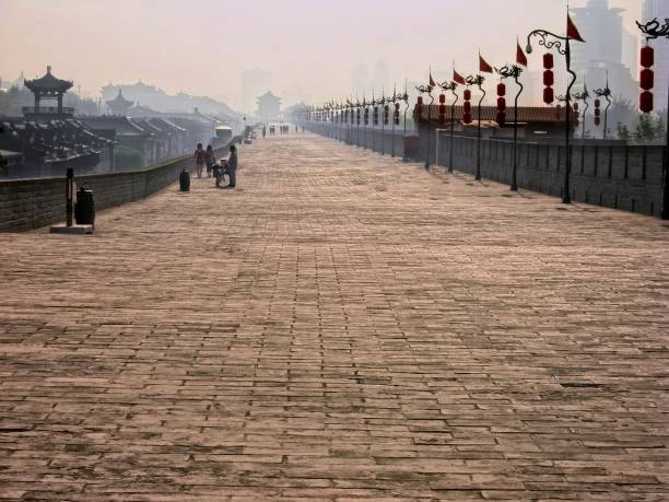 朝の西安市の壁 - china xian chinese lantern wall ストックフォトと画像