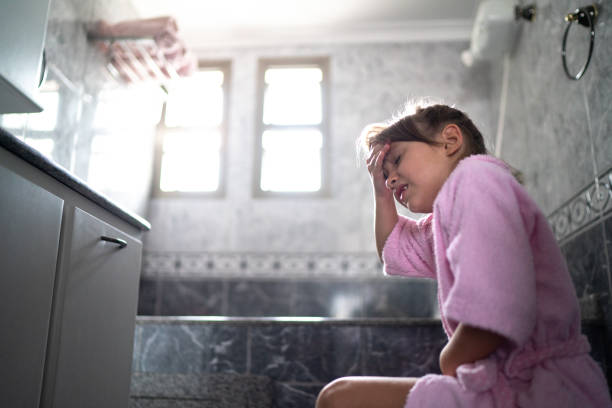 집에서 화장실을 사용하여 복통을 가진 소녀 - 설사 뉴스 사진 이미지