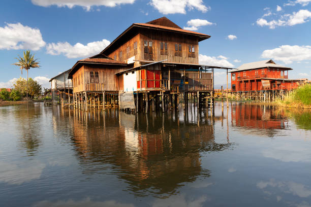 свая дома в плавучей деревне, в озере инской, мьянма - burmese culture myanmar old outdoors стоковые фото и изображения