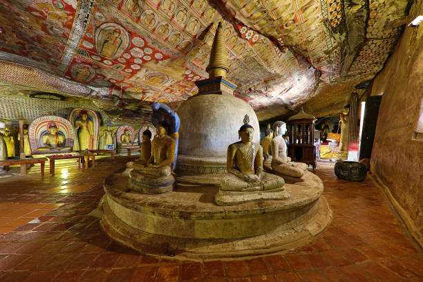 templo dambulla budista em dambulla, sri lanka - asia buddha buddhism carving - fotografias e filmes do acervo