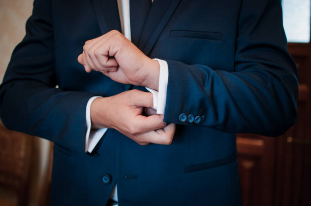 жених крепления манжеты-ссылка на рубашке - cuff link suit men wedding стоковые фото и изображения