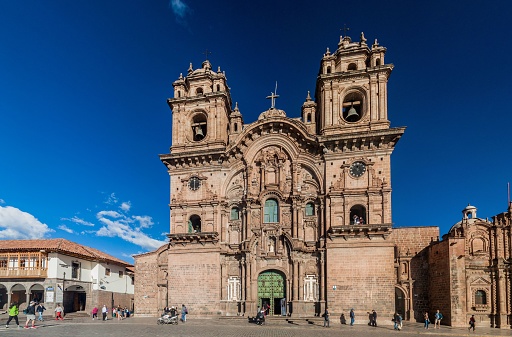 CUZCO, PERÚ - 23 DE MAYO DE 2015: Iglesia La Compania de Jesús en la plaza de Armas en Cuzco, Perú. photo