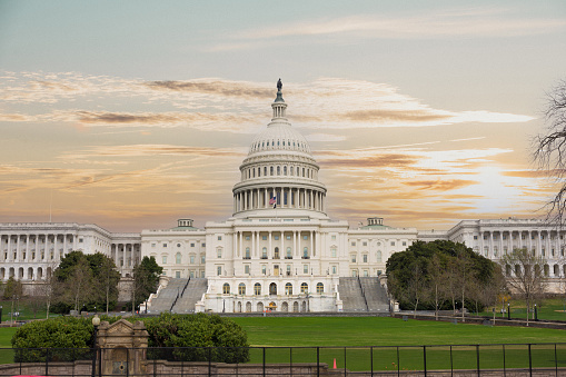 Edificio del Capitolio de EE.UU. en la primavera de 2021 con valla metálica de seguridad photo